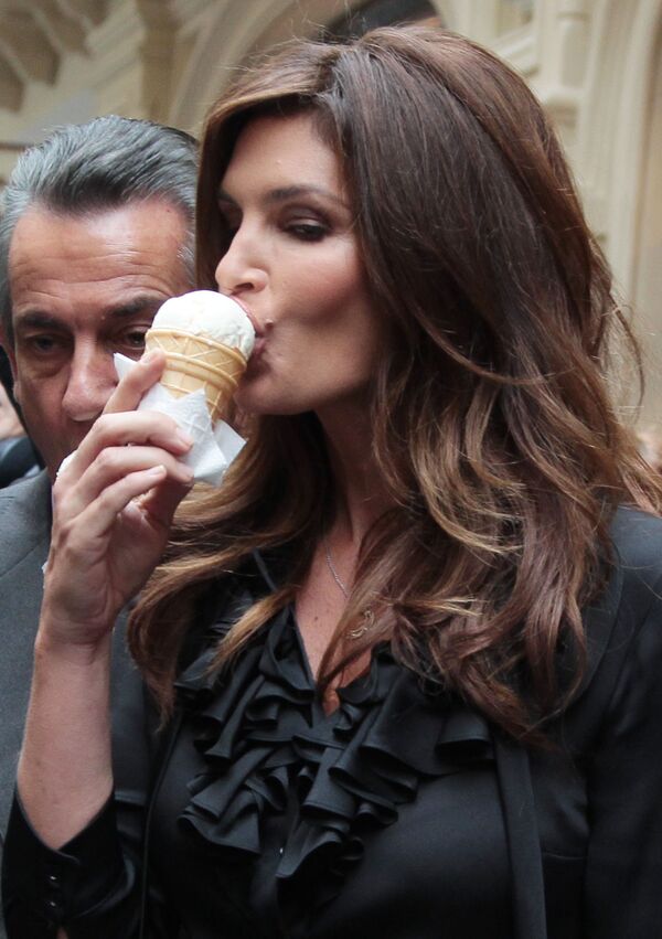 La modelo y actriz Cindy Crawford con el presidente de la marca Omega, Stephen Urquhart, en la inauguración de una tienda en Moscú (Rusia), en 2011. - Sputnik Mundo