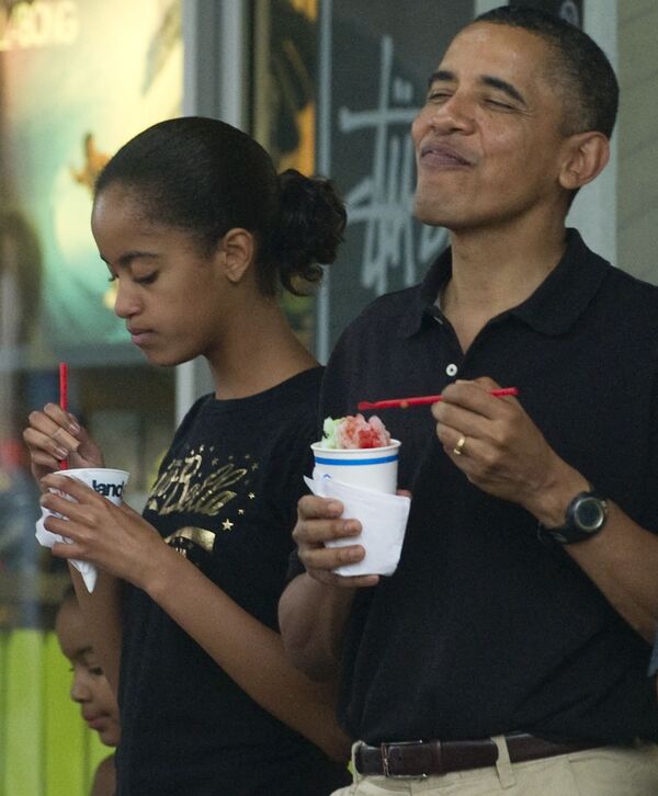 Posteriormente, China desarrolló una nueva receta de helado con leche congelada y hielo, la cual se mantuvo bajo la más estricta confidencialidad.En la foto: el entonces presidente de Estados Unidos, Barack Obama, con su hija durante unas vacaciones en Hawái (EEUU), en 2010. - Sputnik Mundo