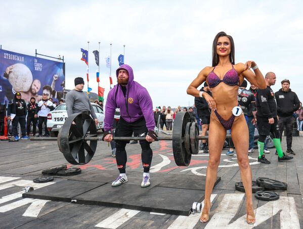 Una participante de la categoría defitness-bikini en la Copa Mundial de Fuerza Extrema en Teriberka, en la región rusa de Múrmansk. - Sputnik Mundo