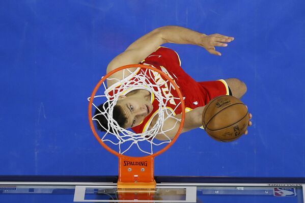 Bogdan Bogdanovic de Atlanta Hawks durante un partido contra Philadelphia 76ers en la serie de playoff de la NBA en Filadelfia, EEUU. - Sputnik Mundo