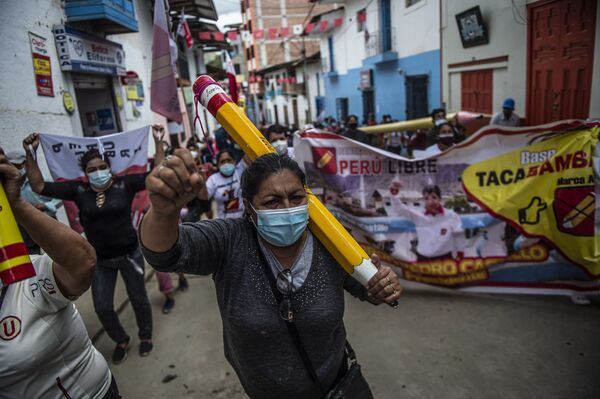 Los partidarios del candidato presidencial de izquierda Perú Libre, Pedro Castillo, salieron a las calles de Tacabamba, región de Cajamarca para expresar su apoyo a los resultados preliminares de la segunda vuelta de elecciones presidenciales. - Sputnik Mundo