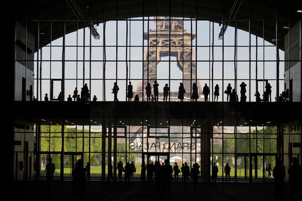 Así transcurrió la presentación del Grand Palais Ephemere con vistas a la Torre Eiffel en París, Francia. - Sputnik Mundo