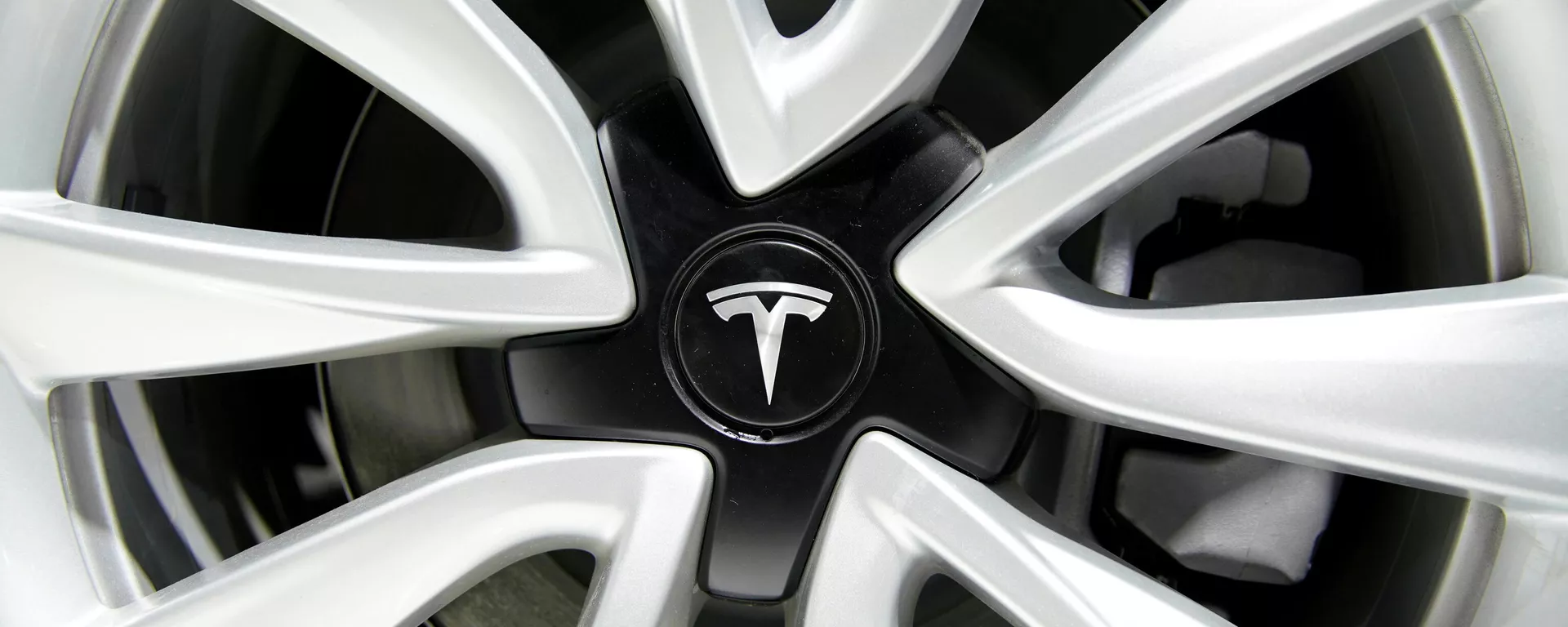 Un neumático con el logo de Tesla Un neumático con el logo de Tesla - Sputnik Mundo, 1920, 11.06.2021