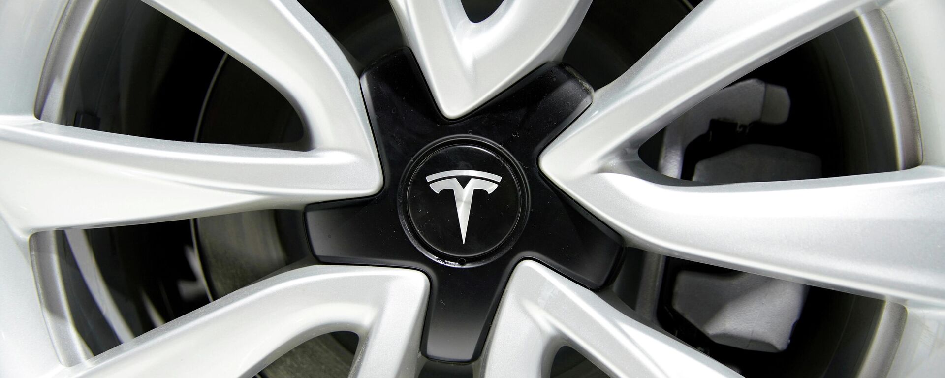 Un neumático con el logo de Tesla - Sputnik Mundo, 1920, 11.06.2021