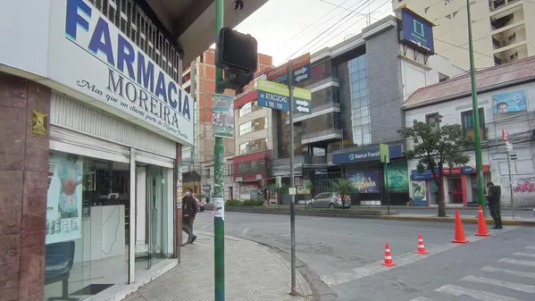 16:38. Las farmacias son los únicos comercios con permiso para funcionar durante los días de cuarentena rígida, de modo que puedan brindar a atención y medicamentos a miles de cochabambinos afectados por el coronavirus.
 - Sputnik Mundo
