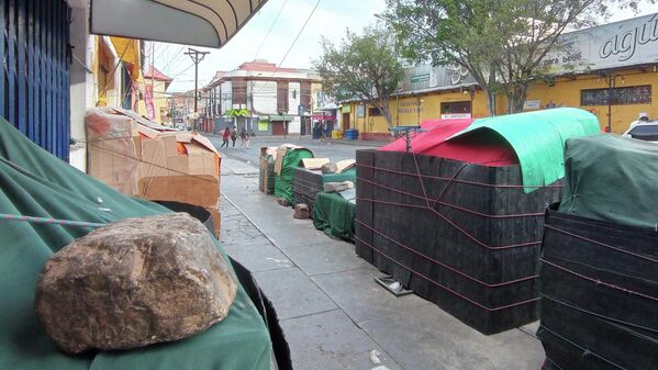 16:49. Las caseras que tienen sus puestos de venta frente al mercado 25 de Mayo ya se retiraron. Dejaron prolijamente amarradas sus mercaderías -y bien aseguradas con piedras- hasta que regresen el próximo lunes. - Sputnik Mundo