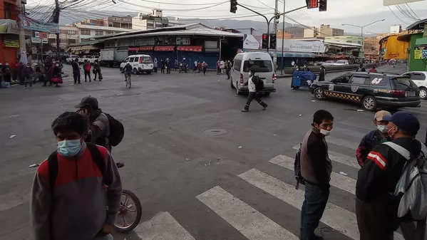 17:00. Sobre la avenida Aroma, algunos grupos de cochabambinos se encontraron con que ya no circulaban minibuses para llevarlos de regreso a sus hogares, luego de una agotadora jornada de trabajo. - Sputnik Mundo