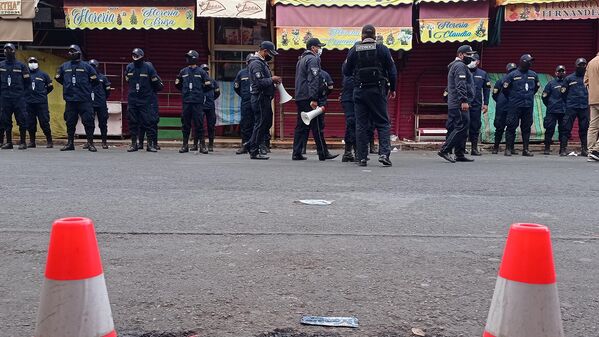 16:58. La Guardia Municipal de Cochabamba se alinea en la entrada al mercado de La Cancha, motivada para hacer respetar las restricciones a la circulación impuestas por tercera semana consecutiva. La decisión del alcalde Manfred Reyes Villa fue avalada por el gobernador Humberto Sánchez, del Movimiento Al Socialismo (MAS).
 - Sputnik Mundo