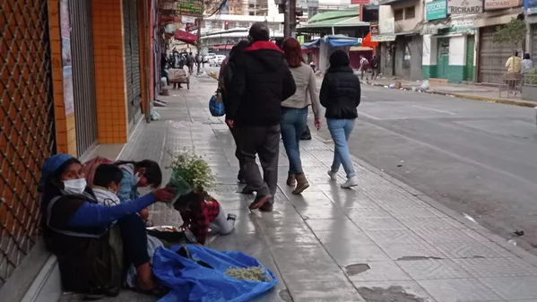 17:08. El gigantesco mercado de La Cancha está mayormente cerrado. Algunos vendedores obstinados se resisten a abandonar sus puestos. La señora Lorgia, rodeada de sus cuatro hijitos, vende manzanilla (cuya infusión es recomendada para tratar las dolencias ocasionadas por el COVID-19). Dijo a Sputnik que se quedará hasta que nadie más circule, porque necesita todo el dinero posible para cuidar ella sola de sus niñas y niños. - Sputnik Mundo