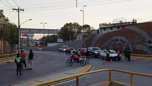 17:52. La Policía Nacional montó operativos de control en los puntos habitualmente más transitados de la ciudad. Todo auto que circule debe hacerlo con los permisos correspondientes. - Sputnik Mundo
