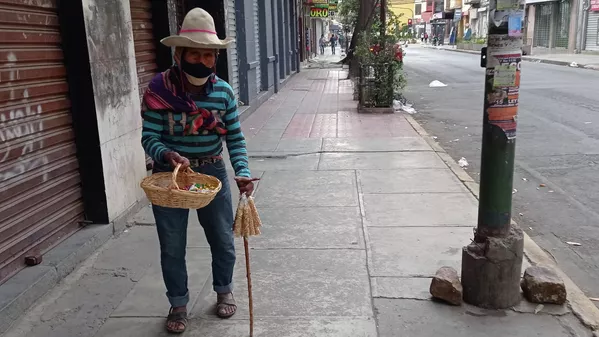 17:14. Tata Eulogio camina frágilmente apoyado en su bastón por la calle San Martín. Vende maní tostado y caramelos. Aunque ya se esfumó su clientela, no pierde la esperanza de recaudar una moneda más antes de que anochezca. - Sputnik Mundo