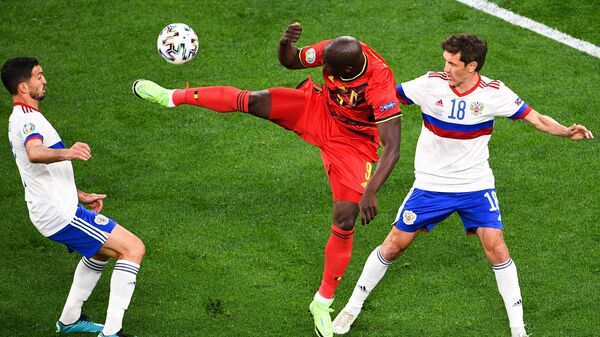 Magomed Ozdoev, Romelu Lukaku y Yuri Zhirkov en un partido de la fase de grupos de la Eurocopa - Sputnik Mundo