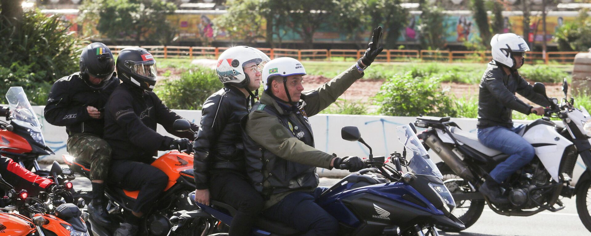 El presidente de Brasil, Jair Bolsonaro, lidera un recorrido con motociclistas en la capital de Sao Paulo la mañana del 12 de junio - Sputnik Mundo, 1920, 13.06.2021