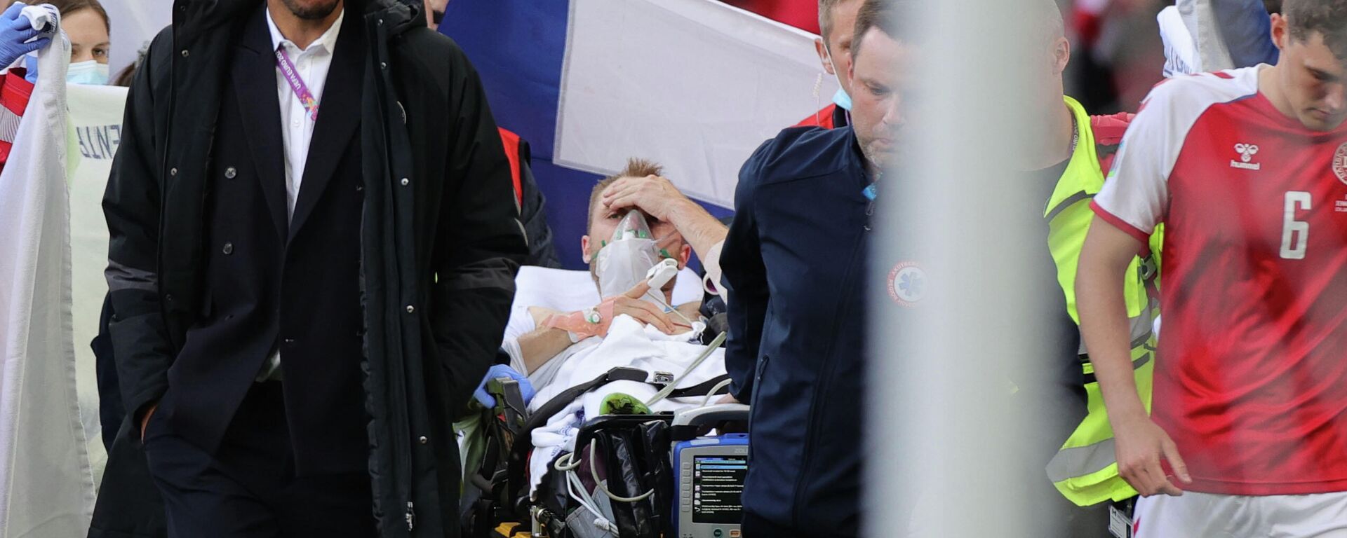 Christian Eriksen abandona el campo en camilla - Sputnik Mundo, 1920, 14.06.2021