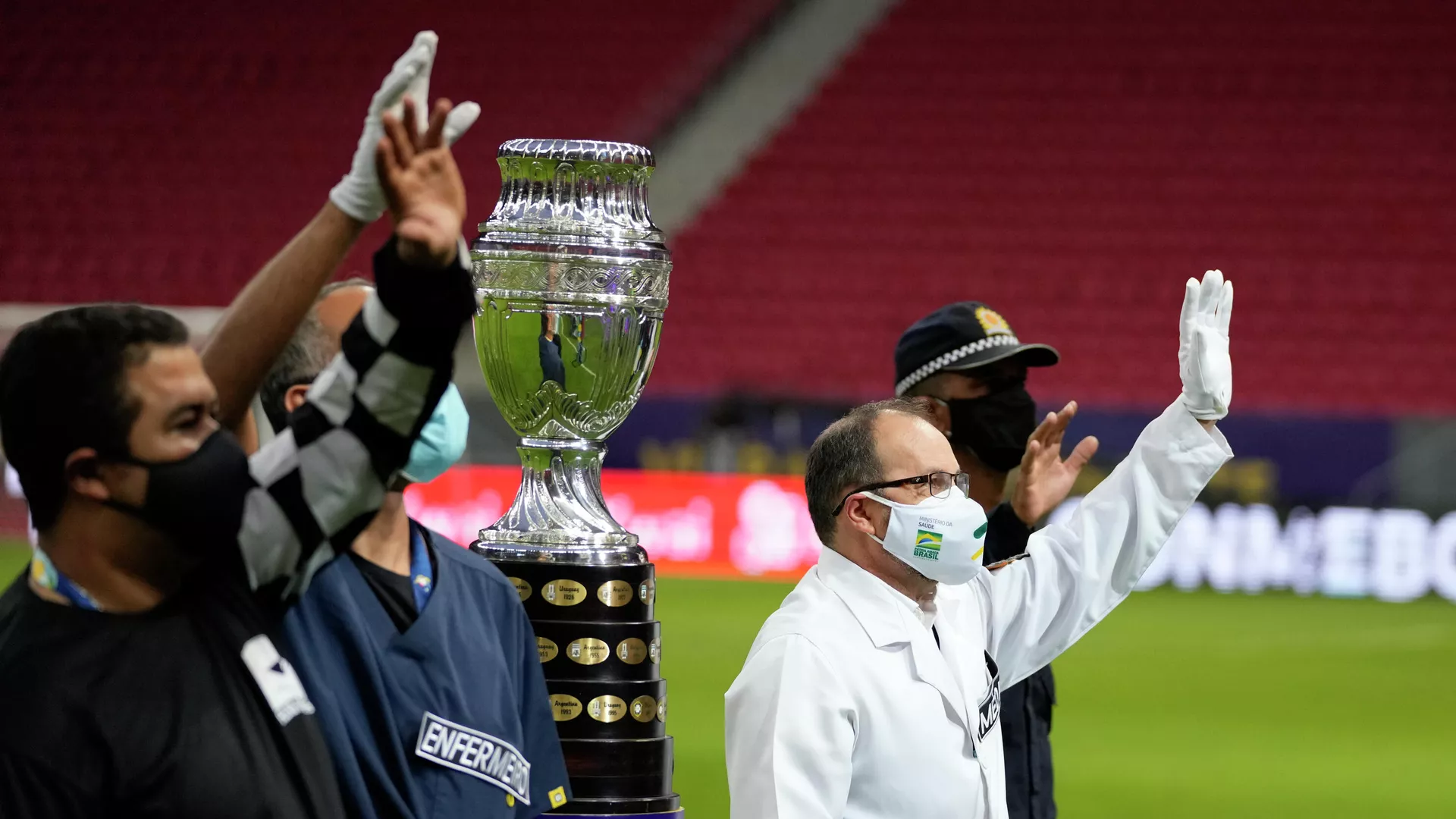 El trofeo de la Copa América 2021 es presentado por hombres con trajes de médicos y enfermeros