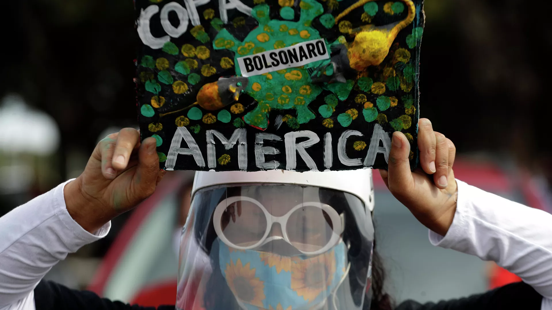 Una mujer con mascarilla protesta contra la realización de la Copa América en Brasil en plena pandemia de COVID-19 Una mujer con mascarilla protesta contra la realización de la Copa América en Brasil en plena pandemia de COVID-19 - Sputnik Mundo, 1920, 14.06.2021