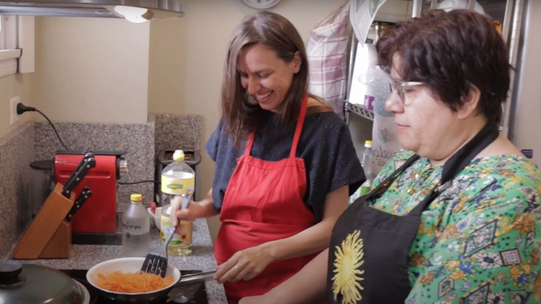 Yana Makarova cocinando junto a Nanu Salazar - Sputnik Mundo