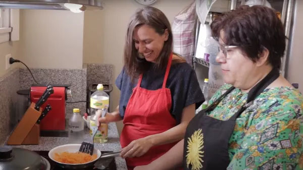 Yana Makarova cocinando junto a Nanu Salazar - Sputnik Mundo