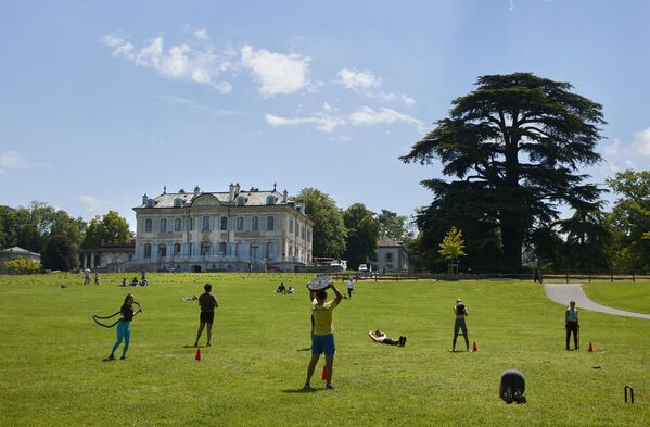 Las negociaciones se dividirán en tres etapas. Se celebrarán primero en privado y luego con una participación más amplia, y durarán unas cinco horas. Durante la primera etapa, Putin será acompañado por el canciller ruso, Serguéi Lavrov, y Biden, a su vez, por el secretario de Estado de EEUU, Antony Blinken.En la foto: la gente hace deporte cerca de la villa La Grange. - Sputnik Mundo