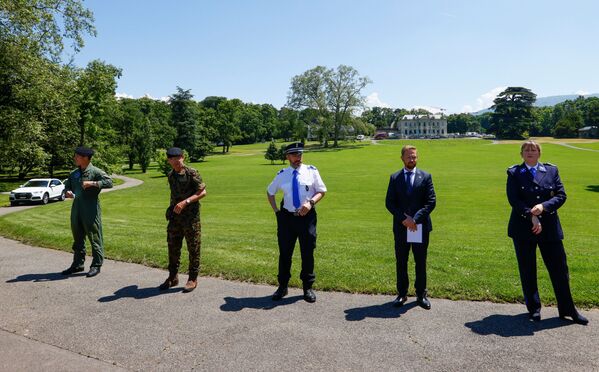 Por último, se celebrará el encuentro bilateral entre el presidente ruso con su homólogo suizo, después de lo cual Putin regresará a Rusia.En la foto: los militares y agentes de Policía de Suiza durante una rueda de prensa de cara a la cumbre Rusia-EEUU. - Sputnik Mundo
