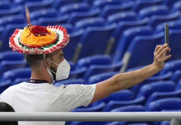 Un aficionado italiano durante el partido entre Italia y Turquía en el Estadio Olímpico de Roma. - Sputnik Mundo