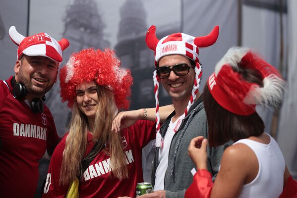 Los aficionados daneses en el estadio Parken antes del encuentro entre Dinamarca y Finlandia. La selección finlandesa venció a sus rivales por 1-0. - Sputnik Mundo