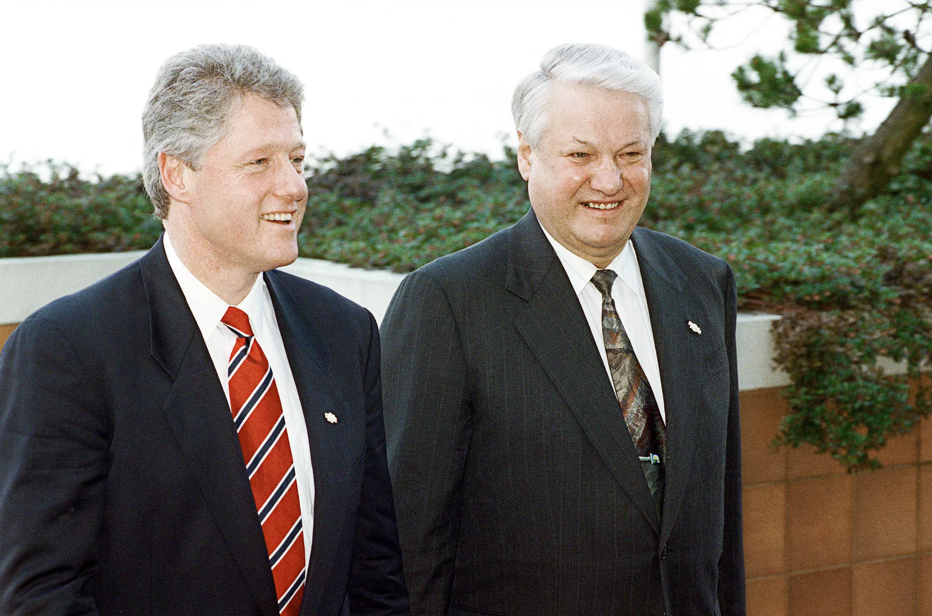 El expresidente de Rusia Borís Yeltsin (dcha.) con su homólogo estadunidense Bill Clinton (izda.) durante la reunión en la ciudad canadiense de Vancouver en 1993 (archivo) El expresidente de Rusia Borís Yeltsin (dcha.) con su homólogo estadunidense Bill Clinton (izda.) durante la reunión en la ciudad canadiense de Vancouver en 1993 (archivo) - Sputnik Mundo, 1920, 15.06.2021