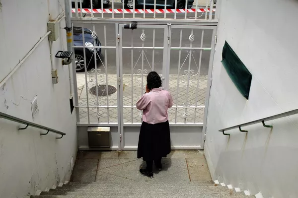Una de las misioneras en la puerta de la vivienda en Madrid que quieren desahuciar Una de las misioneras en la puerta de la vivienda en Madrid que quieren desahuciar - Sputnik Mundo