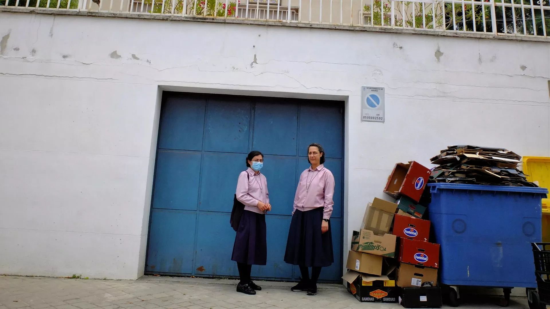 Misioneras en la puerta de la vivienda en Madrid que quieren desahuciar Misioneras en la puerta de la vivienda en Madrid que quieren desahuciar - Sputnik Mundo, 1920, 16.06.2021
