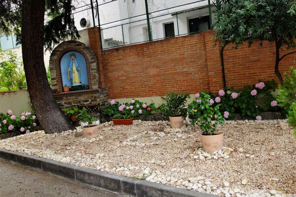 Imagen del jardín de la casa religiosa que va a ser desahuciada - Sputnik Mundo