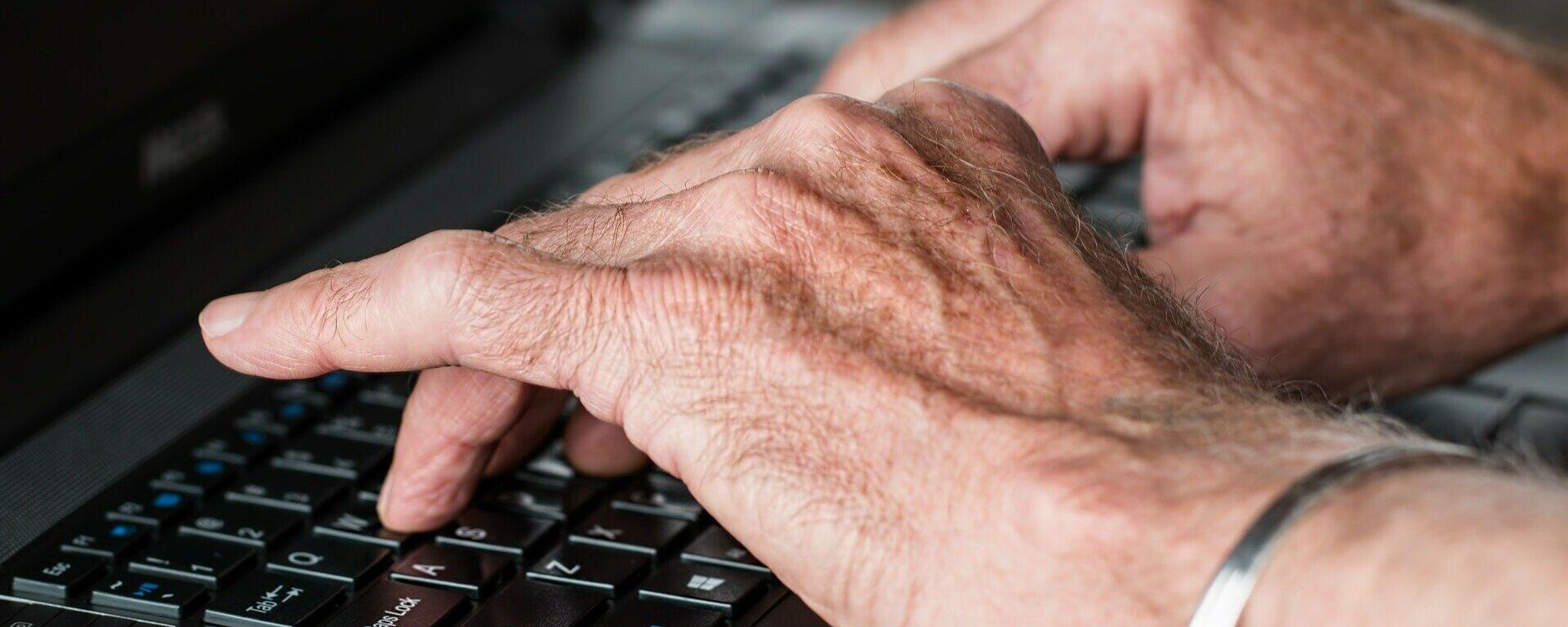 Imagen referencial de un mayor al ordenador Imagen referencial de un mayor al ordenador - Sputnik Mundo, 1920, 12.08.2021