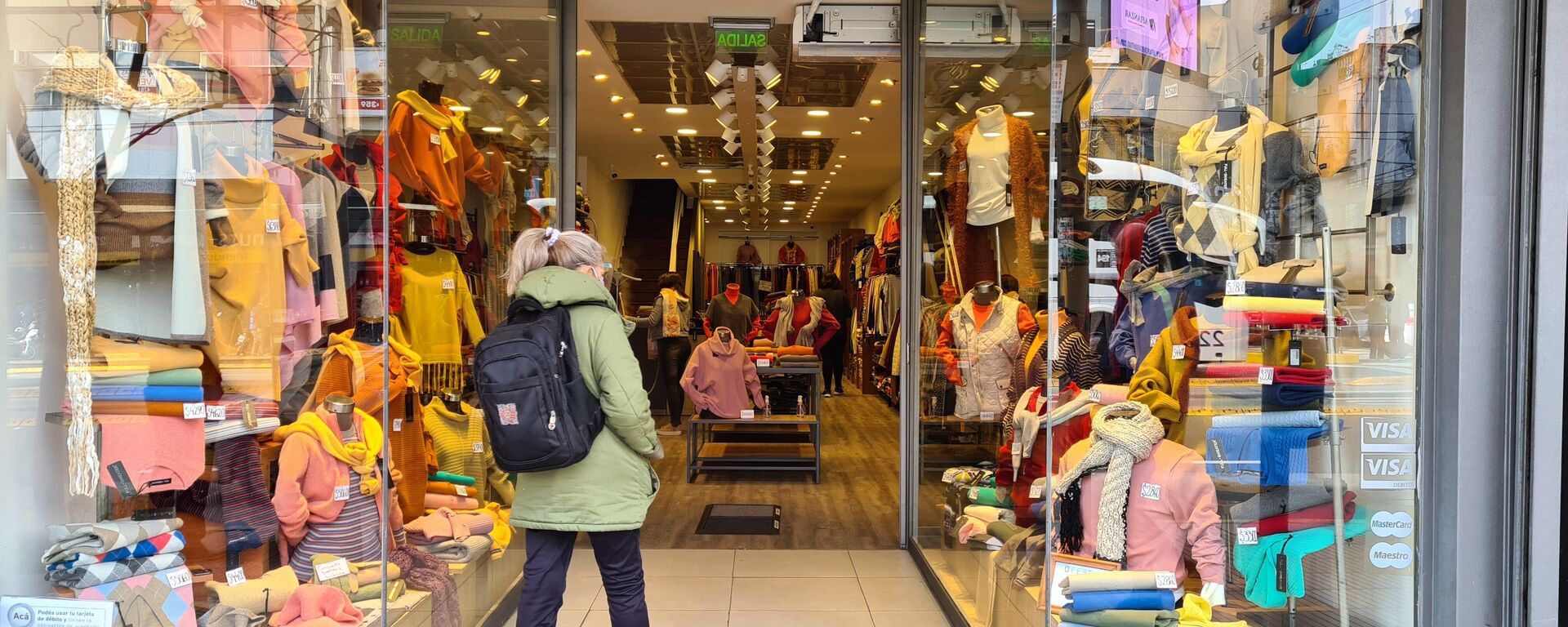 Una mujer viendo ropa en una tienda - Sputnik Mundo, 1920, 16.06.2021