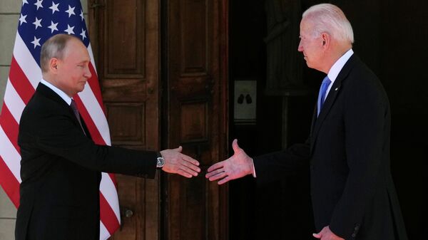 Vladímir Putin, presidente de Rusia, y Joe Biden, presidente de EEUU - Sputnik Mundo