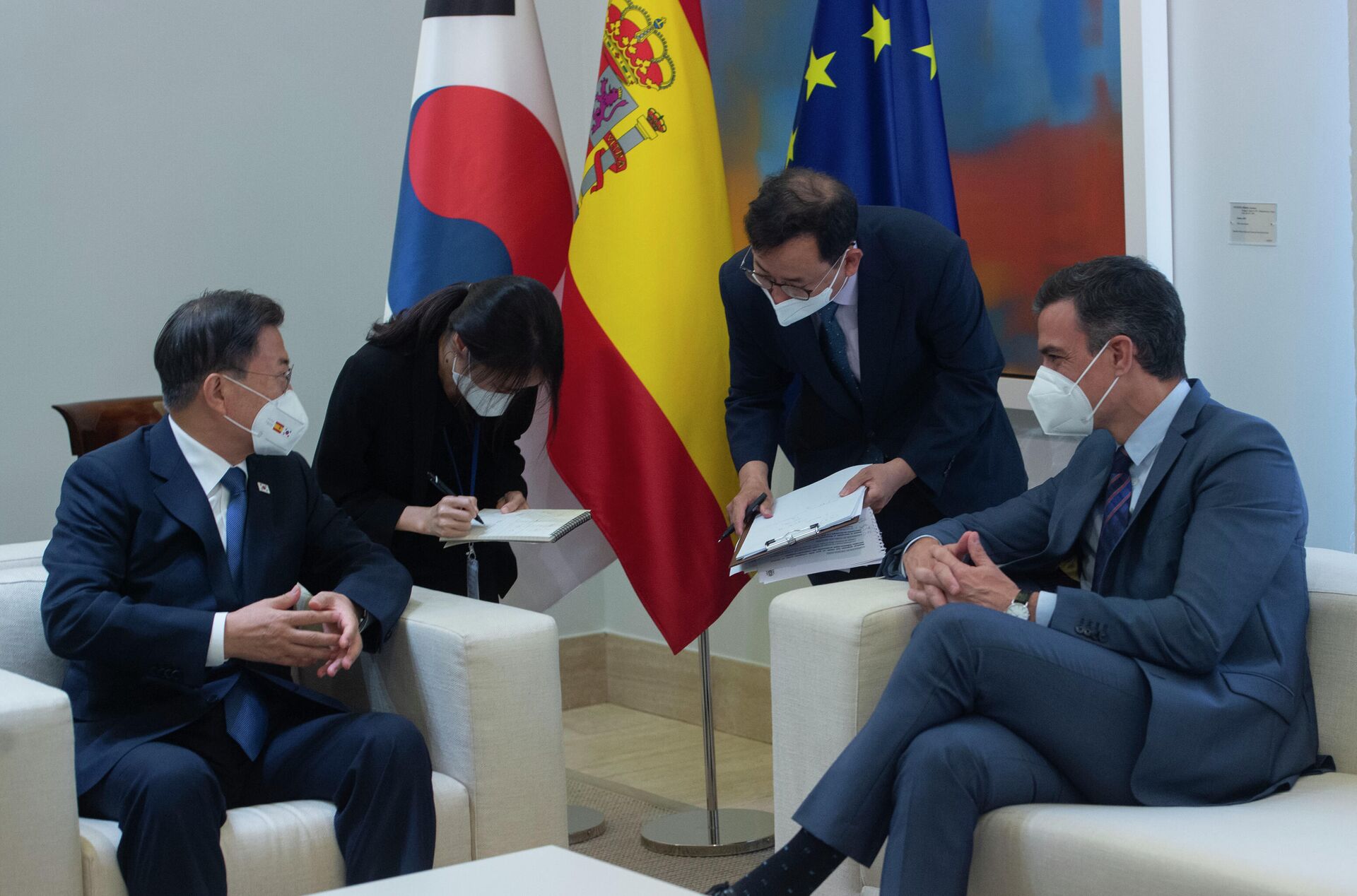 El presidente de la República de Corea, Moon Jae-in (i) y el presidente del Gobierno, Pedro Sánchez (d), durante su reunión con los traductores, en el Palacio de la Moncloa - Sputnik Mundo, 1920, 16.06.2021