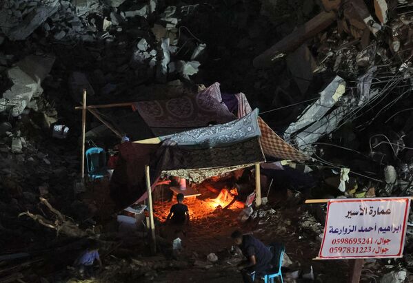 Tras  el anuncio del alto el fuego, miles de palestinos regresaron a sus hogares. Muchos de ellos se vieron obligados a buscar otro refugio, ya que sus viviendas fueron destruidas. Algunas familias intentan reconstruir sus casas y se alojan en tiendas al lado de  las ruinas. - Sputnik Mundo