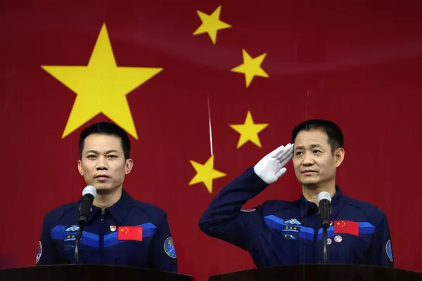 China tiene previsto enviar a tres taikonautas a la órbita para tomen parte en la construcción de la futura estación espacial china. Nie Haisheng (derecha), Liu Boming y Tang Hongbo (izquierda) han sido seleccionados para la misión. Antes del vuelo, celebraron una conferencia de prensa en el Jiuquan Satellite Launch Center. China tiene previsto enviar a tres taikonautas a la órbita para tomen parte en la construcción de la futura estación espacial china. Nie Haisheng (derecha), Liu Boming y Tang Hongbo (izquierda) han sido seleccionados para la misión. Antes del vuelo, celebraron una conferencia de prensa en el Jiuquan Satellite Launch Center. - Sputnik Mundo