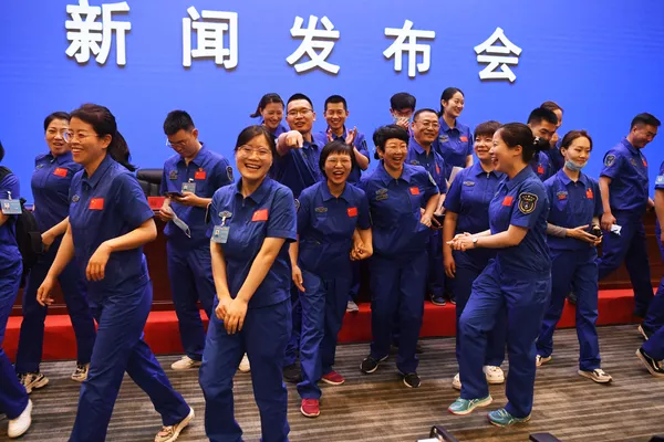El lanzamiento será desde el cosmódromo de Jiuquan, situado en la frontera entre la provincia de Gansu y la región autónoma de Mongolia Interior. Se utilizará un cohete CZ-2F para poner la nave en órbita. En la foto, varios empleados del puerto espacial de Jiuquan antes de la rueda de prensa. El lanzamiento será desde el cosmódromo de Jiuquan, situado en la frontera entre la provincia de Gansu y la región autónoma de Mongolia Interior. Se utilizará un cohete CZ-2F para poner la nave en órbita. En la foto, varios empleados del puerto espacial de Jiuquan antes de la rueda de prensa. - Sputnik Mundo