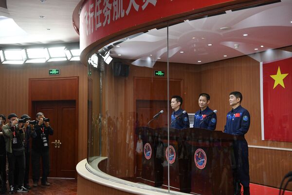 La tarea más importante de la misión es dar servicio y probar la nueva estación espacial que se está construyendo en la órbita terrestre. En la foto, los taikonautas Nie Haisheng (centro), Liu Boming (derecha) y Tang Hongbo durante una rueda de prensa. - Sputnik Mundo