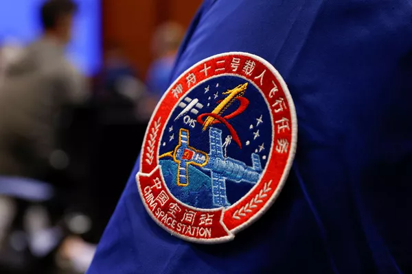 La tripulación actual permanecerá en órbita hasta septiembre, tras lo cual será sustituida por otros tres taikonautas. En la foto, el emblema de la misión espacial tripulada Shenzhou 12. La tripulación actual permanecerá en órbita hasta septiembre, tras lo cual será sustituida por otros tres taikonautas. En la foto, el emblema de la misión espacial tripulada Shenzhou 12. - Sputnik Mundo