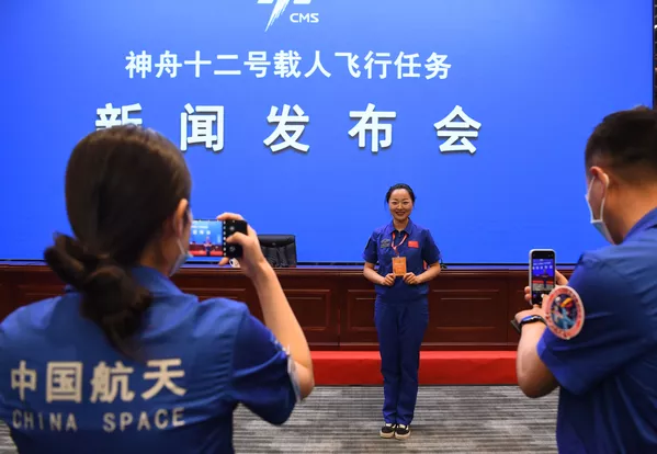Los empleados del Jiuquan Satellite Launch Center se hacen fotos antes de la rueda de prensa. Los empleados del Jiuquan Satellite Launch Center se hacen fotos antes de la rueda de prensa. - Sputnik Mundo
