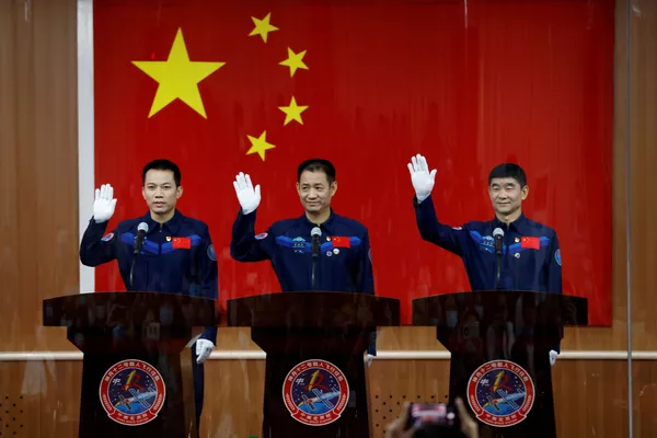China envió por primera vez a un hombre al espacio en octubre de 2003, Yang Liwei. Recibió el título de 'taikonauta heroico' ese mismo año. En la foto: los taikonautas Nie Haisheng, Liu Boming y Tang Hongbo durante la rueda de prensa. China envió por primera vez a un hombre al espacio en octubre de 2003, Yang Liwei. Recibió el título de 'taikonauta heroico' ese mismo año. En la foto: los taikonautas Nie Haisheng, Liu Boming y Tang Hongbo durante la rueda de prensa. - Sputnik Mundo
