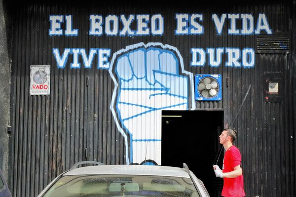 Puerta del gimnasio del boxeador Jero García en Madrid - Sputnik Mundo