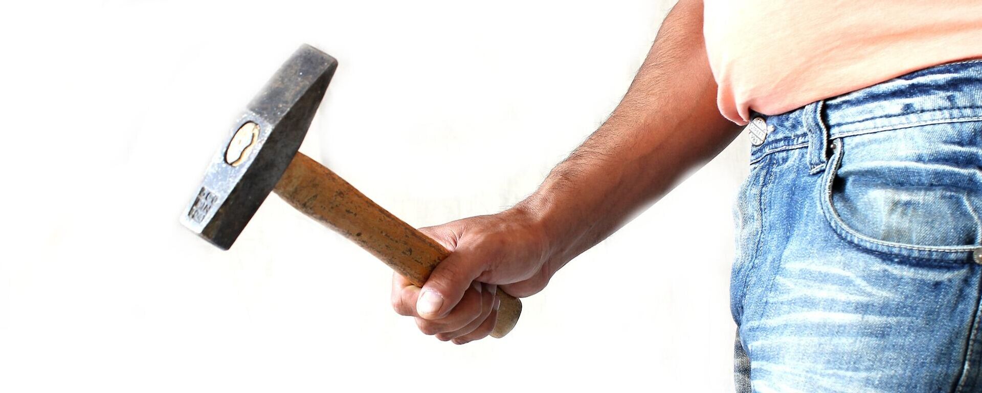 Un hombre con martillo Un hombre con martillo - Sputnik Mundo, 1920, 16.06.2021