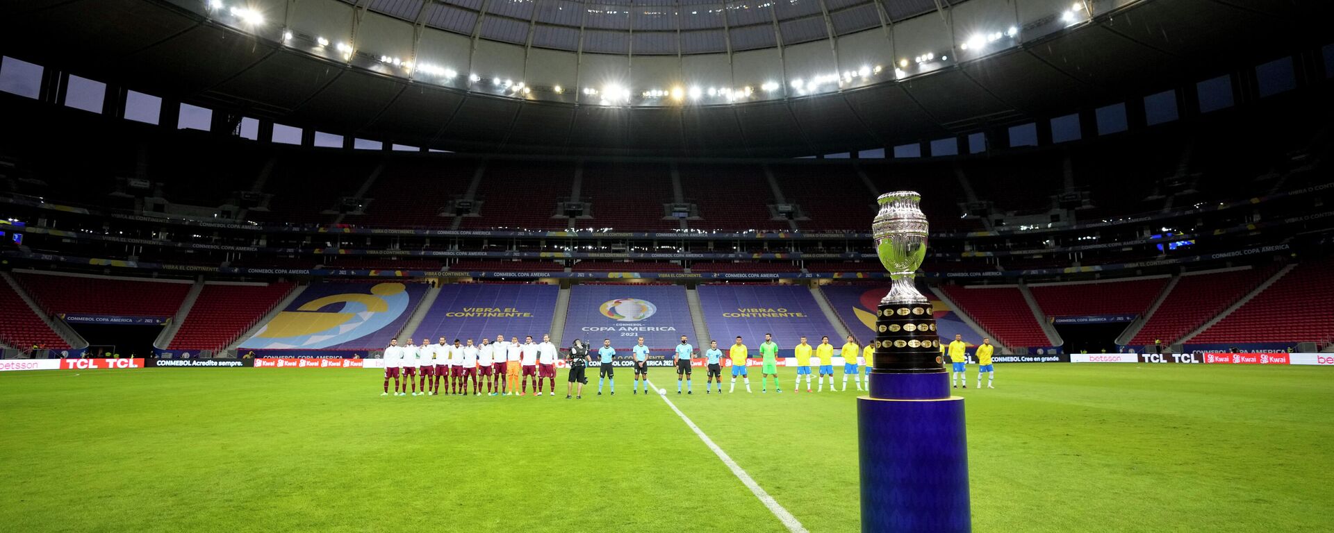 El trofeo de la Copa América antes del partido inaugural entre Brasil y Venezuela - Sputnik Mundo, 1920, 16.06.2021