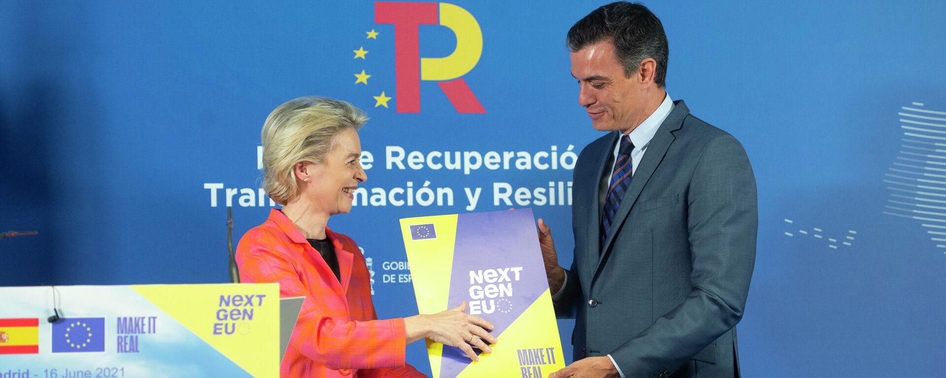 La presidenta de la Comisión Europea, Ursula von der Leyen y el presidente del Gobierno de España, Pedro Sánchez, junto al Plan de Recuperación, Transformación y Resiliencia español - Sputnik Mundo, 1920, 16.06.2021