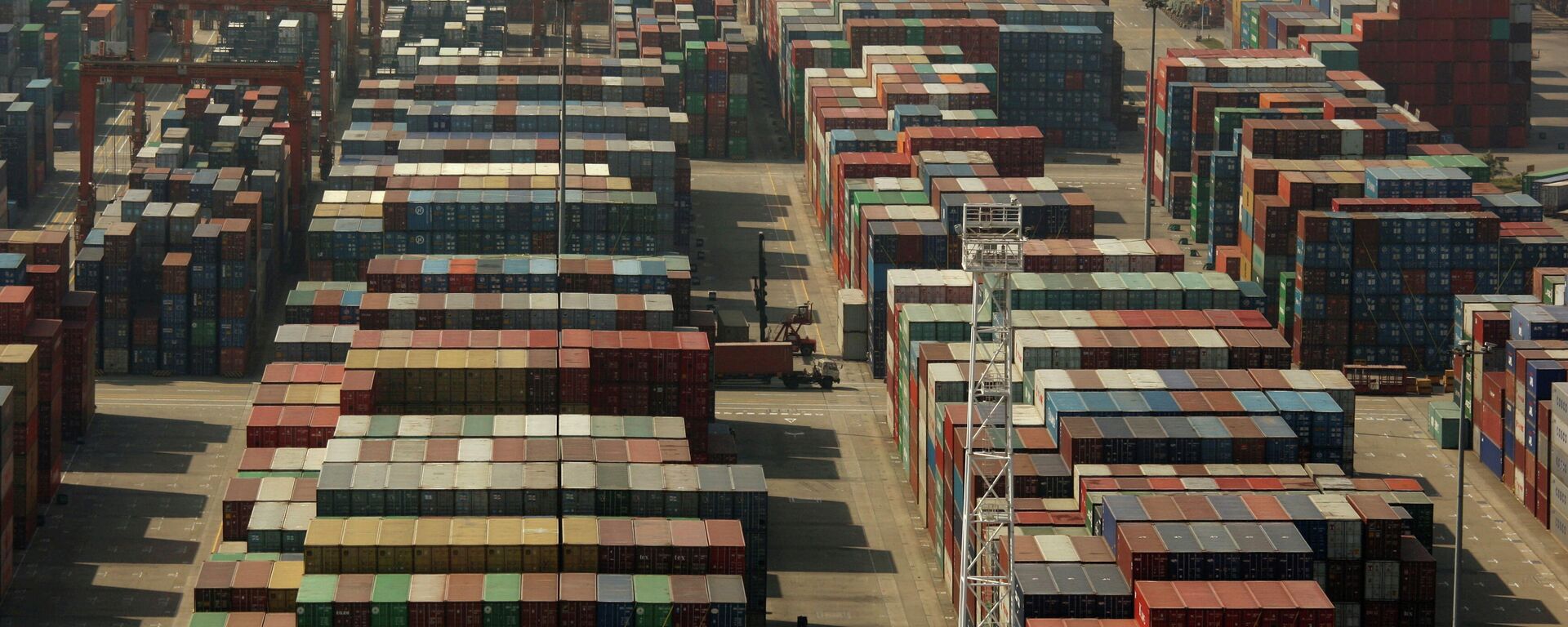 Los contenedores en la Terminal Internacional de Contenedores de Yantian en la ciudad de Shenzhen, en el sur de China Los contenedores en la Terminal Internacional de Contenedores de Yantian en la ciudad de Shenzhen, en el sur de China - Sputnik Mundo, 1920, 16.06.2021