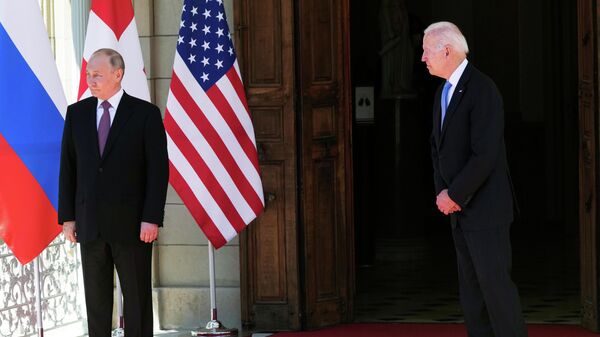 Vladímir Putin, presidente de Rusia, y Joe Biden, presidente de EEUU - Sputnik Mundo