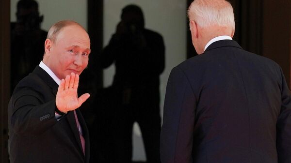 Vladímir Putin, presidente de Rusia, y Joe Biden, presidente de EEUU - Sputnik Mundo