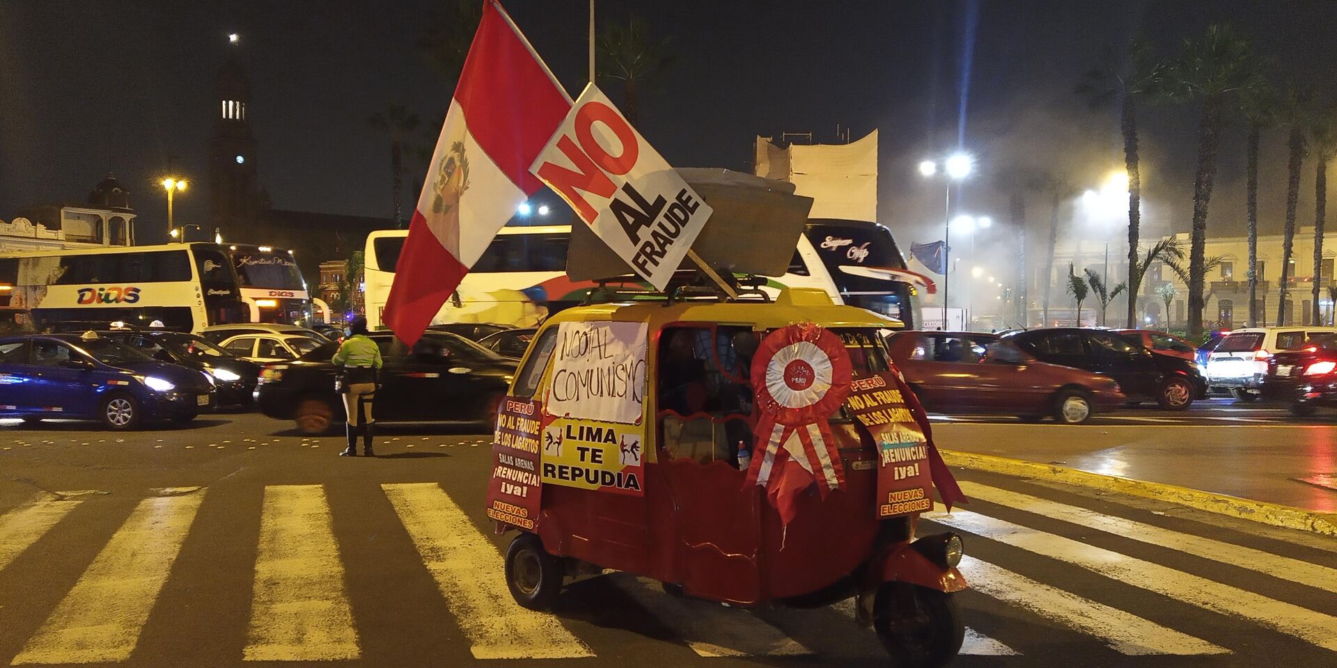 Una calle de Lima bloqueada por seguidores de Fujimori - Sputnik Mundo, 1920, 17.06.2021