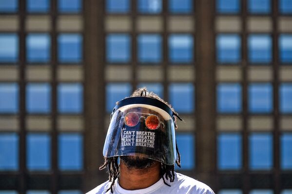 Los  temas de las obras son los principales eventos del año pasado, incluidas las protestas de mayo en la ciudad estadounidense de Minneapolis, la plaga de langostas en África y Asia y la pandemia de COVID-19. En la foto, la obra &#x27;Black Lives Matter&#x27; del fotógrafo  canadiense Omid Vahabzade. - Sputnik Mundo